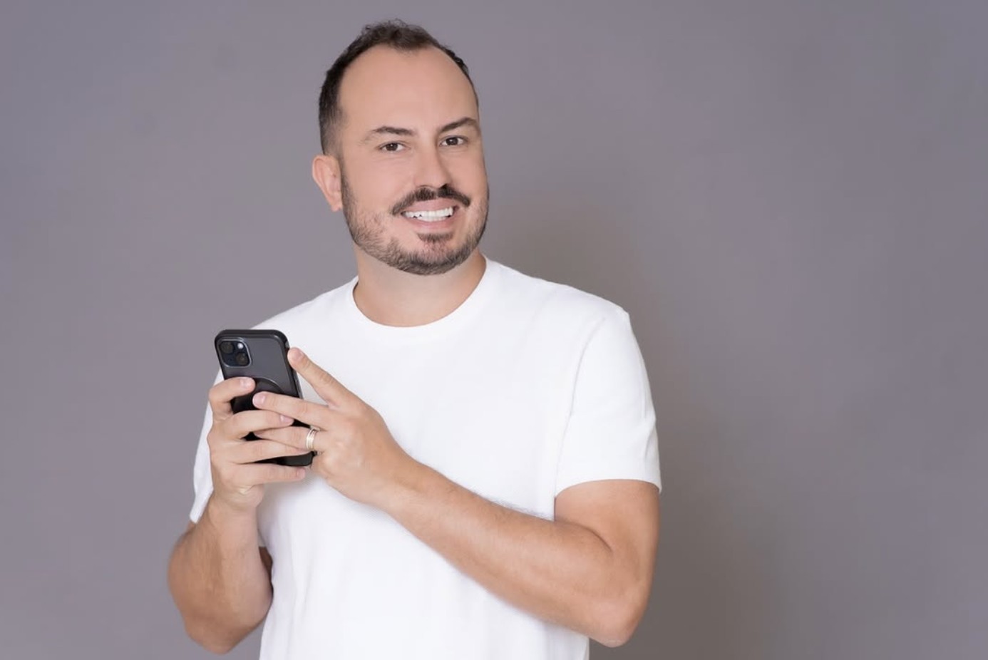 “A conta chegou.” Recentemente, entrevistei um executivo C-Level com uma carreira que impressiona: grandes empresas, posições relevantes, entregas importantes. Mas nos últimos anos ele não permaneceu mais do que dois ou três anos em cada empresa — e agora, buscando uma vaga de Vice-Presidente, surgiu a pergunta: “Mas será que ele fica?”. Existe uma linha invisível no mundo executivo em que mobilidade passa a ser lida como instabilidade. Cada movimento profissional conta uma história — e, com o tempo, eles contam uma história juntos. Antes da próxima mudança, talvez valha perguntar também: “Que história essa decisão contará sobre a minha carreira daqui a cinco anos?” E você, como encara movimentos profissionais a cada 2-3 anos?