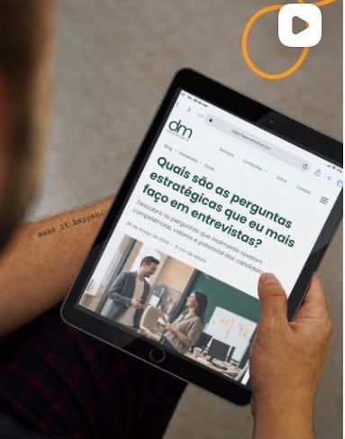 Você pode ter uma excelente trajetória profissional e ainda assim não conseguir demonstrar isso em uma entrevista. Algumas perguntas parecem simples, mas exigem muito mais do que respostas prontas. Elas revelam como você pensa, toma decisões, aprende com os próprios erros e enxerga sua trajetória. No vídeo de hoje, compartilho quatro perguntas que costumo fazer como recrutador e o que realmente observo nas respostas. E você, qual pergunta já te pegou de surpresa em uma entrevista? #outplacementservices #recrutamento #emprego #carreira
