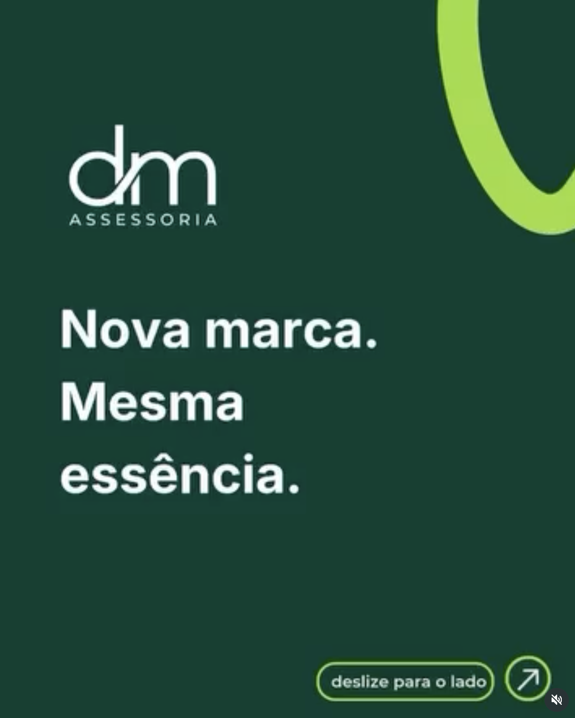 Hoje, apresento oficialmente a nova DM Assessoria. 💚 Foram oito meses de projeto desde a nossa primeira reunião: pesquisas, conversas com clientes, reflexões e muitas decisões. Revisitamos nossa identidade, nossas cores, nosso posicionamento, nossos canais digitais e cada detalhe do novo site. Mais do que criar uma nova marca, queríamos traduzir visualmente aquilo que sempre esteve na essência da DM: proximidade, movimento, transformação e, acima de tudo, gente. Agradeço a @janainatruzzi e a toda a sua equipe pela sensibilidade, escuta e parceria nessa construção. Mudamos por fora para revelar, com ainda mais clareza, quem sempre fomos por dentro. Esta é a nova DM Assessoria: mais humana, mais estratégica, mais próxima. De mãos dadas com você e o seu negócio. Um novo capítulo começa agora. ✨ Com muita felicidade, Danilo.
