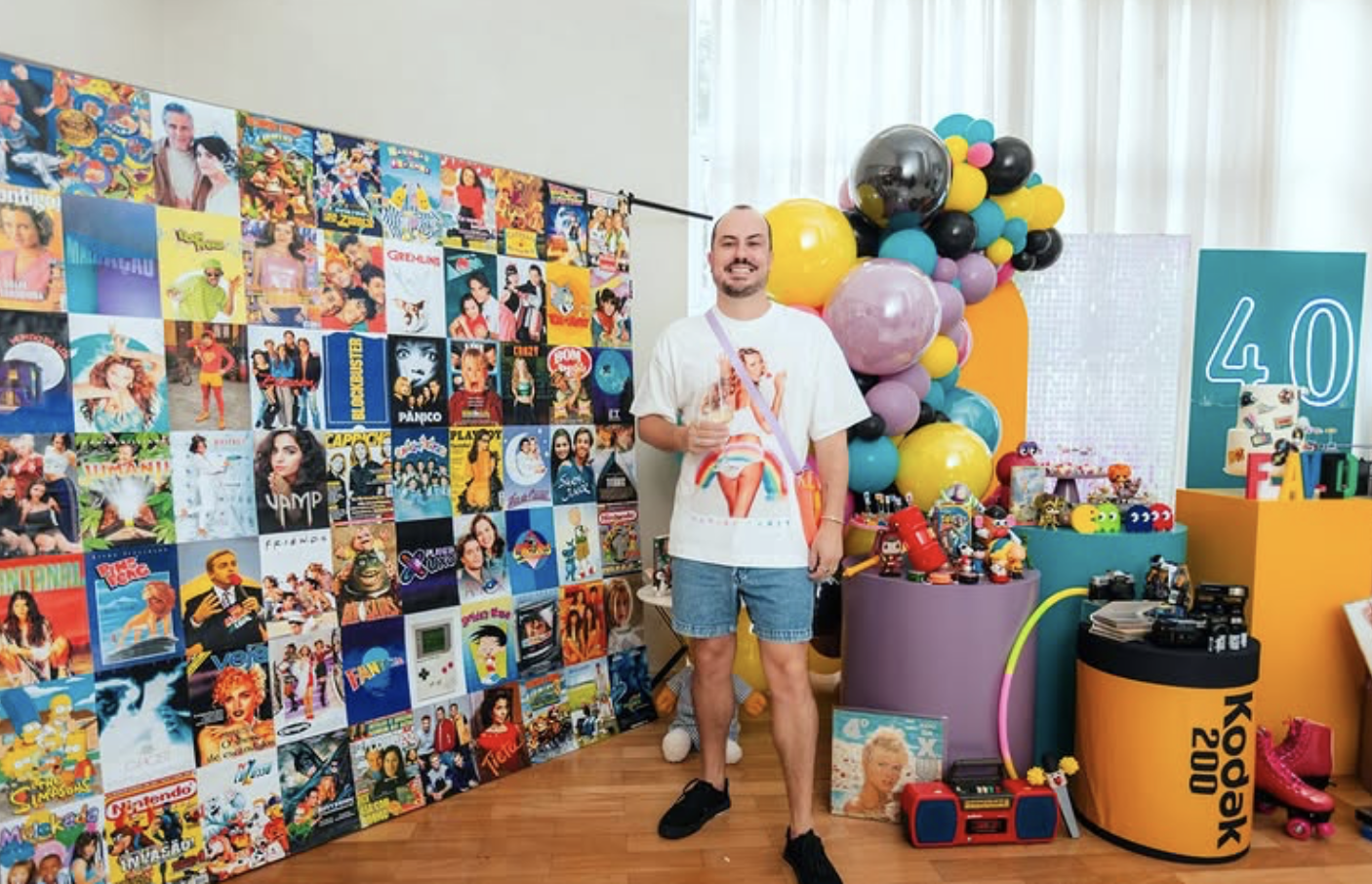 Sábado eu voltei para os anos 90. 💿📺🎮 O @flaviorfotografia escolheu essa década para comemorar seus 40 anos e, além de toda a diversão, uma coisa me chamou muito a atenção: a reação das pessoas à decoração. “Eu tinha isso!” “Eu assistia!” “Nossa, lembra disso?” Não eram apenas brinquedos, revistas, músicas ou personagens. Eram memórias sendo acessadas. Amadurecer não precisa significar abandonar aquilo que um dia fez nossos olhos brilharem. Talvez a gente precise fazer isso mais vezes. ❤️