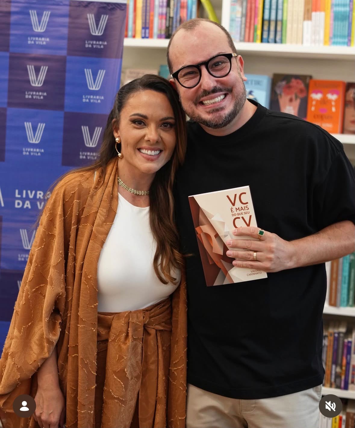 Dá série: pessoas que inspiram. No último sábado, tive a alegria de prestigiar minha amiga @valeriacarinhato na tarde de autógrafos do seu primeiro livro: “VC é mais do que seu CV”. Vivemos em um mercado que frequentemente associa sucesso a cargos, salários e posições. Mas, em meio a tantas conquistas, quantas vezes paramos para pensar em quem estamos nos tornando? Essa é uma provocação interessante da narrativa do livro, e que faz muito sentido para mim, especialmente por trabalhar diariamente com profissionais em diferentes momentos de suas carreiras. Somos muito mais do que nossas experiências profissionais. Somos nossas escolhas, valores, relações e tudo aquilo que construímos para além de um cargo. Além de extremamente feliz e orgulho por uma grande amiga, se trabalho hoje com RH e desenvolvimento de carreiras, é porque encontrei pessoas como a Valéria ao longo do caminho: que me inspiraram, compartilharam conhecimento e contribuíram para a minha forma de enxergar o mundo do trabalho. E que a gente nunca se esqueça: o currículo pode ser a porta de entrada, mas jamais será capaz de traduzir toda a profundidade de uma carreira. Por trás de cada experiência, existem escolhas, aprendizados, renúncias, transformações e, sobretudo, uma pessoa que continua se descobrindo e se reinventando. Para conhecer mais do trabalho dela: https://valeriacarinhato.com.br/ Viva as pessoas que transformam. #RH #carreiradesucesso #executivesearch