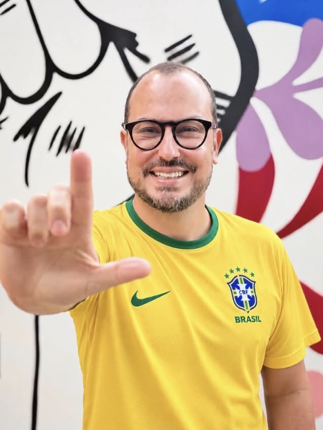 Meu posicionamento político é sobre valores e compromisso social. Defendo a democracia, a diversidade, a educação e a saúde pública, os programas sociais e políticas que combatam a desigualdade. Acredito em um Brasil onde direitos sejam respeitados, oportunidades sejam ampliadas e ninguém fique para trás. Porque política, para mim, é sobre cuidar de gente. 🇧🇷 VOTO 1️⃣3️⃣