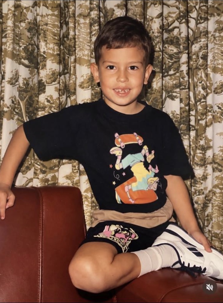 Talvez essa seja uma das perguntas que mais ouvimos durante a infância. E as respostas costumavam vir sem muitos limites: astronauta, médico, professor, piloto, artista... ou simplesmente: “não sei”. Eu mesmo, por exemplo, sempre quis ser Jornalista da @tvglobo. Até que a gente cresce. Escolhe uma profissão, constrói uma carreira, assume responsabilidades, paga boletos, conquista posições, muda de empresa, muda de planos... E, em algum momento, parece que aquela pergunta ficou para trás. Mas será que ficou mesmo? Trabalhando com carreiras, percebo que continuo ouvindo adultos tentando responder à mesma pergunta, só que de outras formas. “É isso que eu quero continuar fazendo?” “Ainda faz sentido para mim?” “O que eu quero ser daqui para frente?” Talvez crescer não seja encontrar uma resposta definitiva. Talvez seja amadurecer o suficiente para entender que podemos mudar de resposta. E que isso também faz parte de crescer. E você, se encontrasse hoje a criança que foi, o que ela acharia do adulto que você se tornou? Feliz Dia das Crianças! 💚